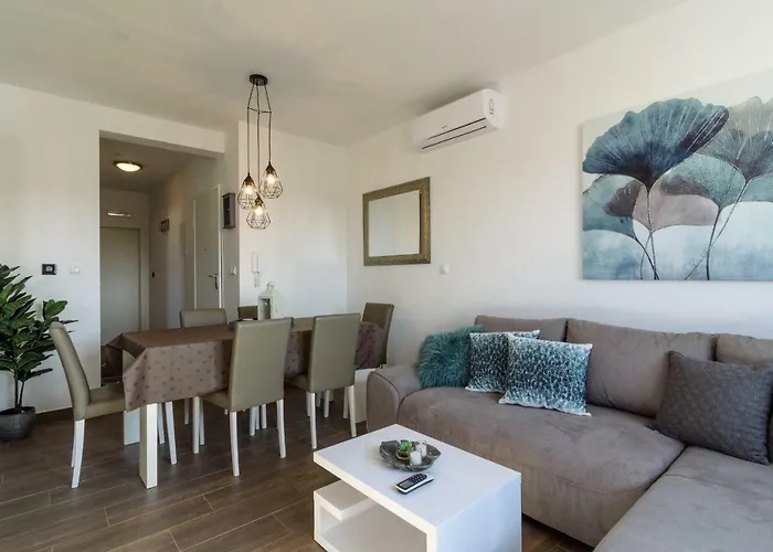 Luxury Ivana Τρογκίρ
