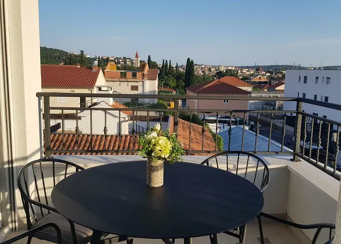 Luxury Ivana Τρογκίρ